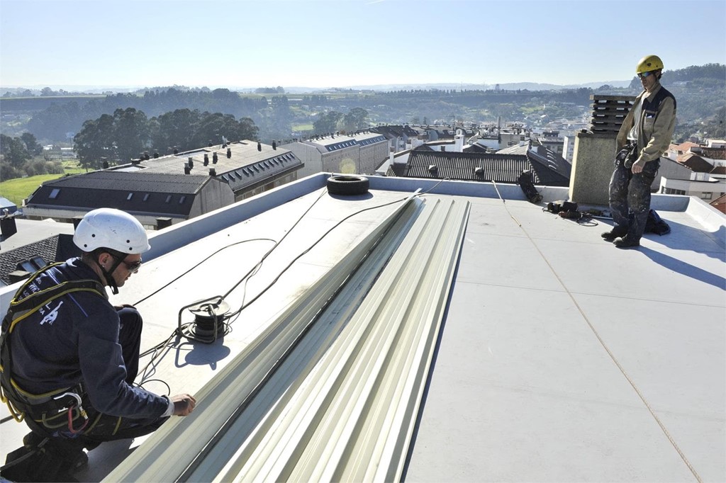 Problemas que podemos reparar en tejados y cubiertas: Desafío Vertical en A Coruña