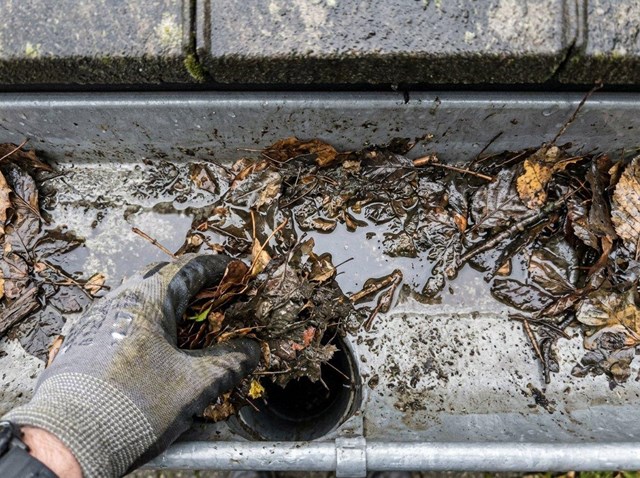 Acaba con las filtraciones con el mantenimiento de canalones en Ferrol - Imagen 1