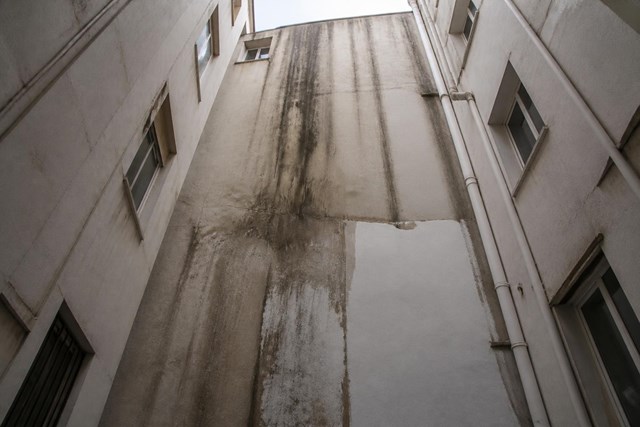 Adiós a las filtraciones: reparación de humedades en patios interiores de Ferrol - Imagen 1