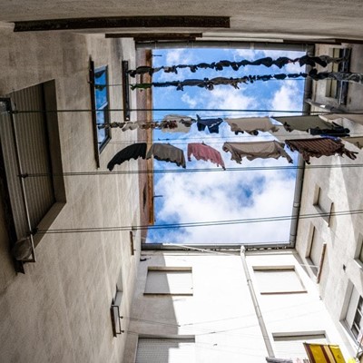 ¿Cómo arreglar y pintar un patio de luces?