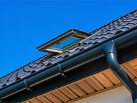 ¿Por qué los canalones obstruidos pueden arruinar la fachada de tu edificio?