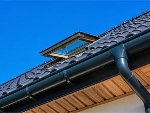 ¿Por qué los canalones obstruidos pueden arruinar la fachada de tu edificio?