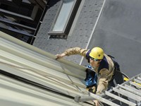 ¿Por qué los canalones pueden causar problemas estructurales?